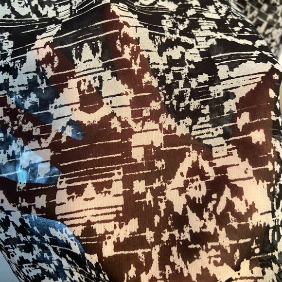 Pennington’s 5x black and white sheer tunic - Picture 4 of 5